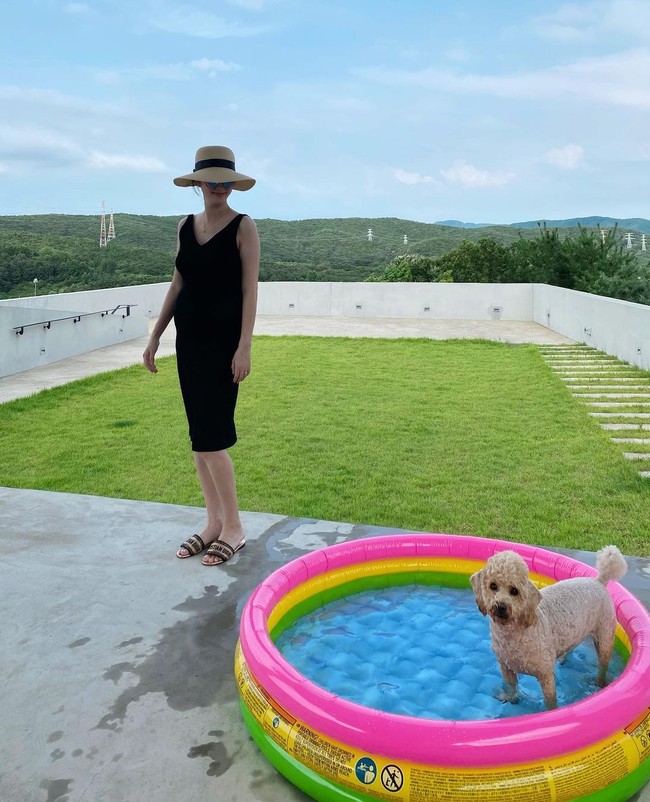 Kang Ki Young dan keluarga juga memiliki ruang terbuka di bagian atap untuk bermain bahkan menggelar pesta kecil.Foto: Instagram @envy_poopoo