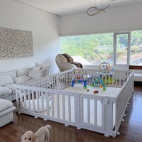 Kang Ki Young yang menikah dengan non selebriti pada 2019 memiliki seorang anak lelaki. Karena itu, di rumahnya cukup banyak dihiasi barang-barang anak.Foto: Instagram @envy_poopoo