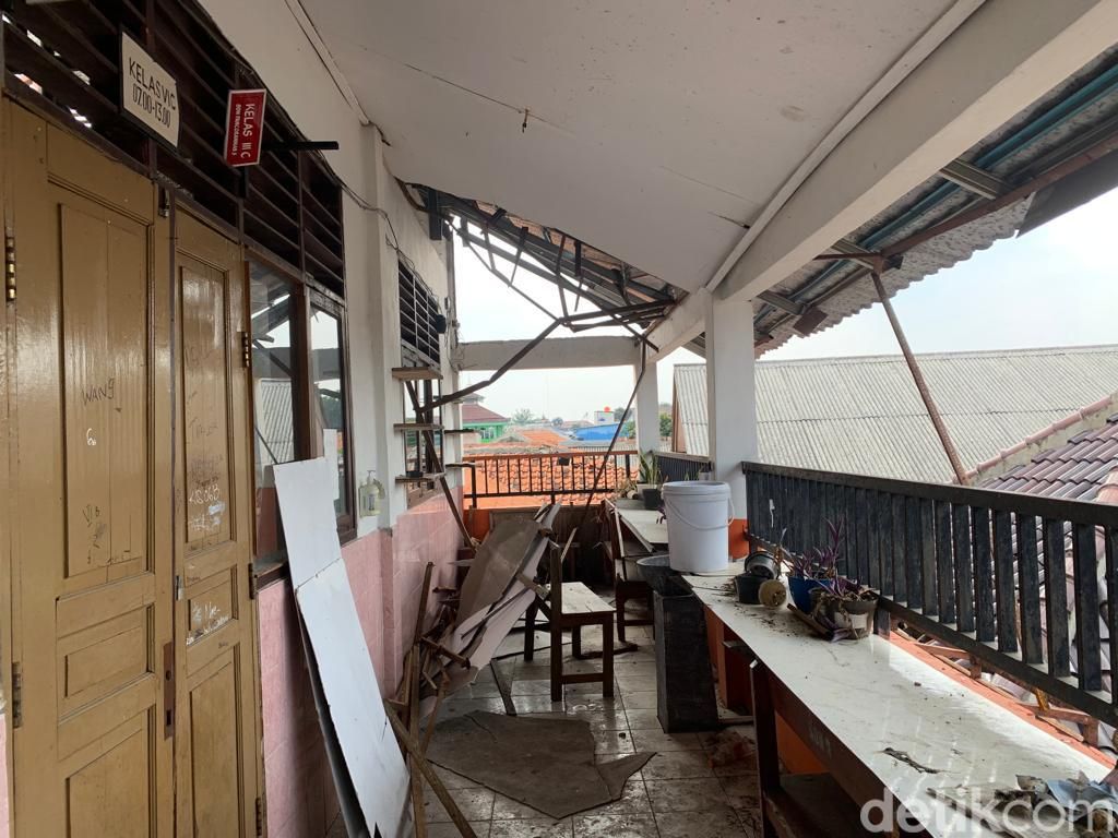 SDN Pancoranmas 3 Depok, atapnya masih jebol, 15 Juli 2022. (Mulia Budi/detikcom)