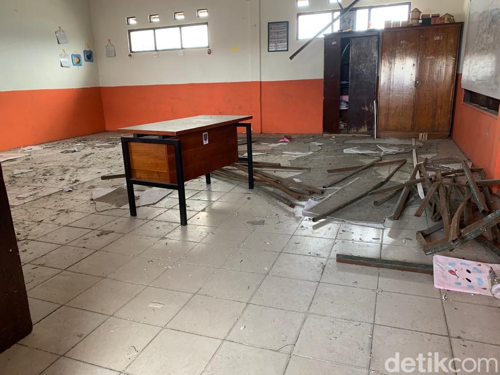 SDN Pancoranmas 3 Depok, atapnya masih jebol, 15 Juli 2022. (Mulia Budi/detikcom)