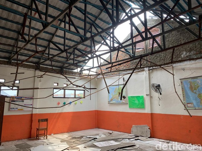 SDN Pancoranmas 3 Depok, atapnya masih jebol, 15 Juli 2022. (Mulia Budi/detikcom)