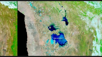 Salar de Uyuni, di Bolivia dekat perbatasan dengan Chili, adalah dataran garam terbesar di dunia, meliputi sekitar 4.000 mil persegi (10.000 kilometer persegi). Dulunya merupakan bagian dari dasar danau raksasa, danau ini kering hampir sepanjang tahun, tetapi sebagian dapat diisi ulang dengan air selama musim hujan. Curah hujan yang luar biasa dari November 2021 hingga Januari 2022 mengisinya lebih dari biasanya. Foto: NASA
