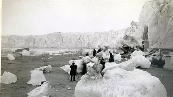 Gletser Muir di Alaska seperti yang terlihat di sebelah atas pada tahun 1890-an dan gambar bawah diambil pada tahun 2005. Foto: NASA