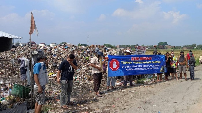 Sejumlah warga Sawahan, Kecamatan Ngemplak, Boyolali, membentangkan spanduk menolak keberadaan TPS sampah, Jumat (15/7/2022).