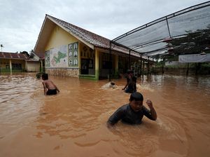 Hujan 4 Jam, Sekolah-Rumah di Jambi Terendam Banjir