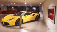Showroom paling anyar di Jalan Proklamasi tersebut dirancang bangun sesuai standar identitas Ferrari global terbaru. Bangunannya memiliki luas 5.000 m2 yang terdiri dari empat lantai dan satu lantai basement. Foto: M Luthfi Andika/detikOto
