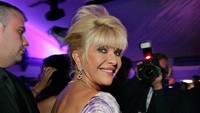 Donald Trump dan Ivana Trump bercerai pada awal 90-an dan pada 1993 calon presiden menikahi Maples. REUTERS/Mario Anzuoni