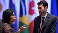 Menteri Keuangan Sri Mulyani (kiri) berbincang dengan Menteri Keuangan Uni Emirat Arab Mohamed Bin Hadi Al Hussaini (kanan).