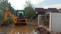 Alat berat masih terparkir belum dioperasikan. Namun sejumlah relawan mulai berdatangan di Bulumanis Kidul. Foto: Dian Utoro Aji/detikJateng
