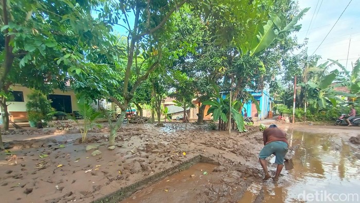 Suasana pasca-banjir bandang di Desa Bulumanis Kidul Kecamatan Margoyoso, Pati, Jumat (15/7/2022).
