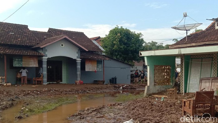 Suasana pasca-banjir bandang di Desa Bulumanis Kidul Kecamatan Margoyoso, Pati, Jumat (15/7/2022).