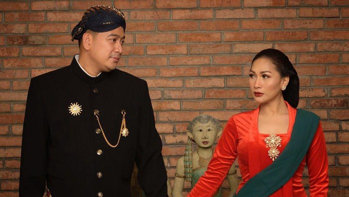 Tata Janeeta dan suami