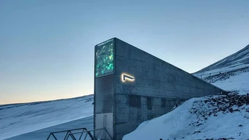 Svalbard Global Seed Vault: Terletak di pulau Norwegia, Spitsbergen, bangunan ini menyimpan lebih dari 250 juta bibit tanaman sebagai jaga-jaga kalau terjadi bencana besar di Bumi. Hanya periset tertentu yang bisa mendatanginya. Kunjungi di sini. Foto: Curlytales