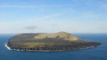 Surtsey: Terletak di dekat Islandia, Surtsey adalah pulau Vulkanis tersembunyi yang indah, namun tidak bisa diakses manusia. Pulau ini terbentuk pada tahun 1963 karena letusan gunung berapi dan sejak itu, hanya diriset oleh ilmuwan. Kunjungi di sini. Foto: Curlytales