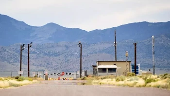 Area 51: Sering dikira sebagai tempat uji coba alien dalam berbagai teori konspirasi, Area 51 yang terletak di Nevada adalah fasilitas milik Angkatan Udara dan tidak bisa dimasuki sembarang orang. Di sini digelar berbagai macam percobaan militer rahasia. Kunjungi di sini. Foto: Curlytales