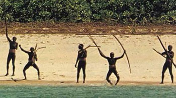 Pulau North Sentinel: Lokasinya di Teluk Bengal, di sini tinggal suku terisolasi yang menolak kunjungan manusia dari luar. Mereka belum tersentuh dunia modern. Pemerintah India melarang pulau ini didatangi karena selain untuk melindungi mereka, juga berbahaya karena pengunjung bisa diserang. Kunjungi di sini. Foto: Curlytales