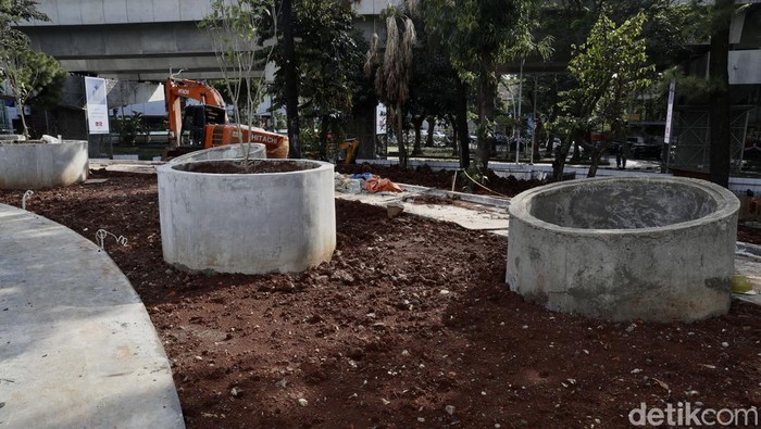 Terus Dikebut, Intip Kondisi Terkini Revitalisasi Taman Martha Tiahahu Proyek pengerjaan revitalisasi Taman Martha Tiahahu terus dikebut. Revitalisasi taman di kawasan Blok M ini ditarget rampung pada bulan Agustus mendatang.