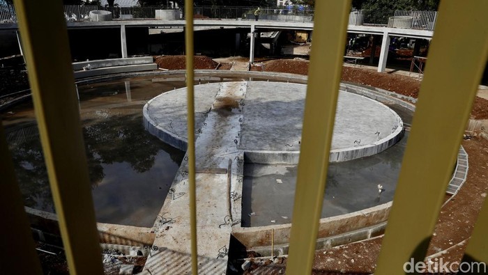 Proyek pengerjaan revitalisasi Taman Martha Tiahahu terus dikebut. Revitalisasi taman di kawasan Blok M ini ditarget rampung pada bulan Agustus mendatang.
