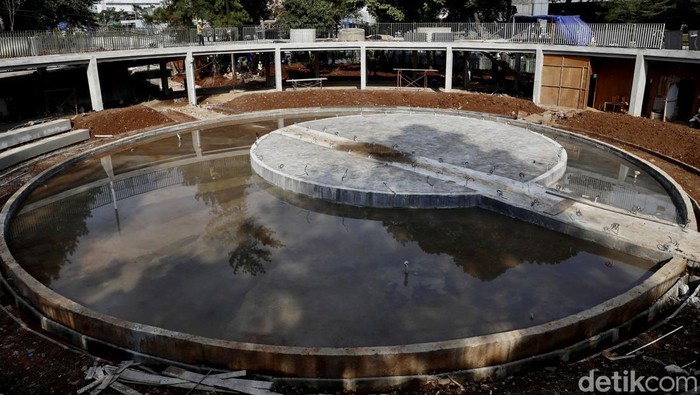 Terus Dikebut, Intip Kondisi Terkini Revitalisasi Taman Martha Tiahahu Proyek pengerjaan revitalisasi Taman Martha Tiahahu terus dikebut. Revitalisasi taman di kawasan Blok M ini ditarget rampung pada bulan Agustus mendatang.