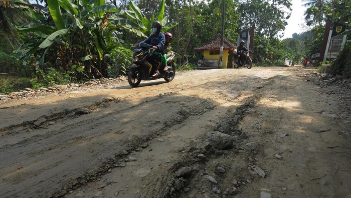 Tolong, Jalan di Klaten Rusak Terdampak Proyek Tol Solo-Jogja Jalan desa di Bayat, Klaten, Jawa Tengah, rusak dan licin saat hujan. Hal itu diketahui terjadi akibat terdampak proyek jalan Tol Solo-Jogja. Begini kondisinya.