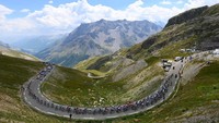 Pebalap melewati tanjakan di Pegunungan Alpen pada etape 12 pada etape TDF 2022, Kamis (14/7/2022). Etape ini dipenuhi tanjakan jahanam di pegunungan Alpen yang sangat indah. Medannya sangat berat. Terdapat tiga tanjakan Hors Categorie (HC), yakni Col du Galibier, Col de la Croix de Fer, dan Alpe dHuez. (Tim de Waele/Getty Images)