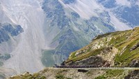 Puncak pendakian pebalap di Col du Lautarent di Pegunungan Alpe dHauz. Puncak tersebut mempunyai ketinggian 2056 mdpl. Sejumlah pebalap hanya bisa memacu pada kecepatan 12 km/jam hingga 15 km/jam pada beberapa segmen yang sangat sulit itu. (Photo by Michael Steele/Getty Images)