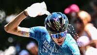 Pebalap Chris Froome mendinginkan badan menggunakan air karena suhu mencapai 35 derajat celcius pada etape 12 pada etape TDF 2022, Kamis (14/7/2022). (MARCO BERTORELLO/AFP via Getty Images)