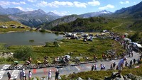 Danau di kawasan pegunungan Alpen terlihat indah saat dilewati pebalap pada etape 12 pada etape TDF 2022, Kamis (14/7/2022).(Tim de Waele/Getty Images)
