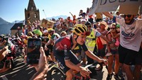 Thomas Pidcock saat melakukan pemisahan diri dari peleton (breakaway) di tikungan Dutch Corner pada etape 12 pada etape TDF 2022, Kamis (14/7/2022). (Photo by MARCO BERTORELLO/AFP via Getty Images)