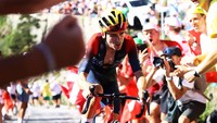 Perjuangan Pidcock dimulai dari 37 kilometer setelah start.  Ia memisahkan diri dari peloton besar dan meringsek ke depan, ke peloton-peloton kecil yang sudah melakukan breakaway sebelumnya. Perlahan-lahan, Pidcock menjadi yang terdepan atas kesabaran dan stamina terukur terutama pada 10 km terakhir yang disuguhi tanjakan brutal, pendek dan curam. (Michael Steele/Getty Images)