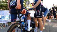 Pebalap Yves Lampaert terluka akibat kecelakaan pada etape 12 pada etape TDF 2022, Kamis (14/7/2022). (Tim de Waele/Getty Images)