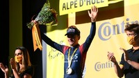 Tom Pidcock tersenyum lebar di atas podium setelah menjadi yang tercepat pada etape 12 Tour de France (TDF) 2022, Kamis (14/7/2022). Ia menuntaskan rute sepanjang 165,2 km dengan waktu 4 jam 55 menit 24 detik. Posisi kedua ditempati Louis Meintjes (+48) dan ketiga oleh Chris Froome (+2:06).  (Tim de Waele/Getty Images)