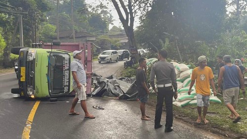 Truk muatan beras terguling di jalur Amlapura-Denpasar, Jumat (15/7/2022)