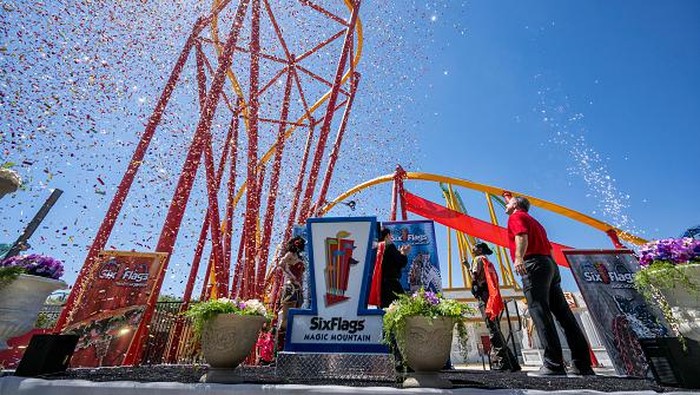 Uji Adrenalin Naik Roller Coaster Rel Tunggal Tertinggi dan Terpanjang di Dunia Valencia, CA - July 14: People ride the new Wonder Woman Flight of Courage roller coaster during a press preview of the coaster at Six Flags Magic Mountain in Valencia, CA Thursday, July 14, 2022. The theme park's 20th coaster officially opens on Saturday, July 16 as the tallest and longest single-rail coaster in the world. People will ride single file on over 3,300 feet of track, 13 stories in the air and speeds up to 58 miles-per-hour. (Photo by Hans Gutknecht/MediaNews Group/Los Angeles Daily News via Getty Images)