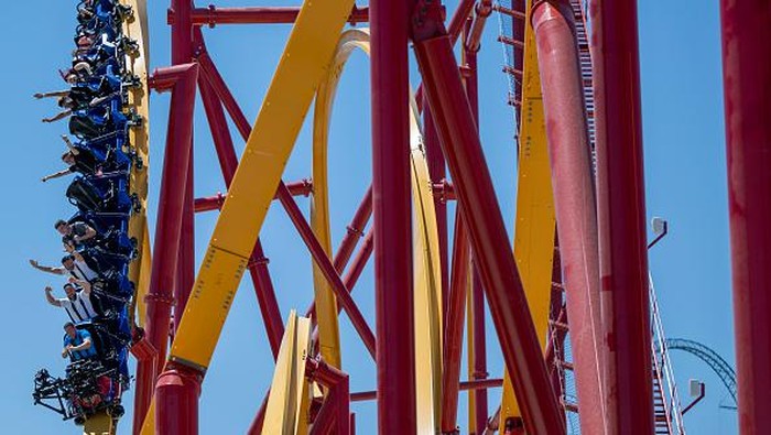 Uji Adrenalin Naik Roller Coaster Rel Tunggal Tertinggi dan Terpanjang di Dunia Valencia, CA - July 14: People ride the new Wonder Woman Flight of Courage roller coaster during a press preview of the coaster at Six Flags Magic Mountain in Valencia, CA Thursday, July 14, 2022. The theme park's 20th coaster officially opens on Saturday, July 16 as the tallest and longest single-rail coaster in the world. People will ride single file on over 3,300 feet of track, 13 stories in the air and speeds up to 58 miles-per-hour. (Photo by Hans Gutknecht/MediaNews Group/Los Angeles Daily News via Getty Images)