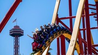 Orang-orang menaiki roller coaster Wonder Woman Flight of Courage yang baru diresmikan di Six Flags Magic Mountain, Valencia, California, Amerika Serikat, Kamis (14/7/2022).