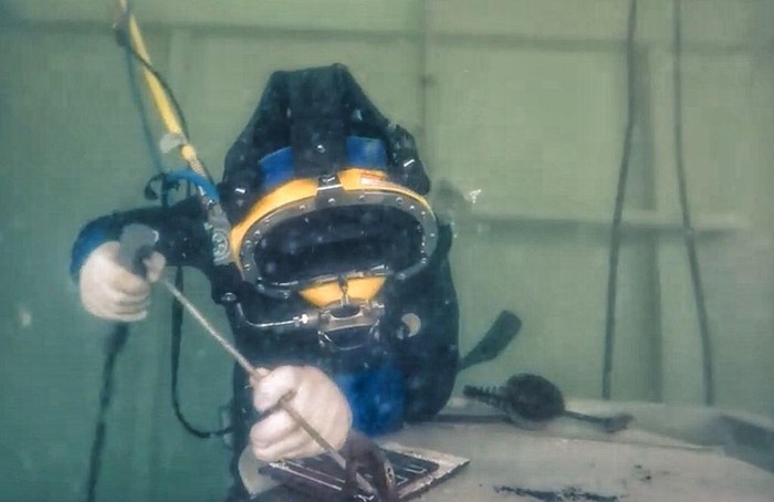 Underwater welding atau pengelasan bawah air, salah satu ilmu yang bisa dipelajari di SMK dan jadi bekal pekerjaan ahli las bawah laut.