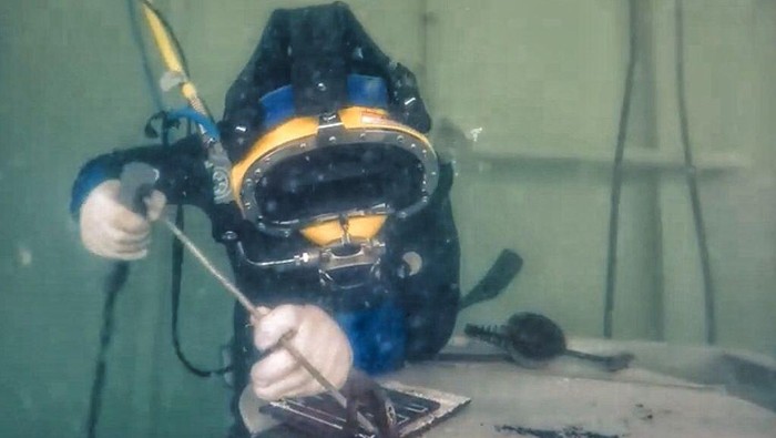 Underwater welding atau pengelasan bawah air, salah satu ilmu yang bisa dipelajari di SMK dan jadi bekal pekerjaan ahli las bawah laut.