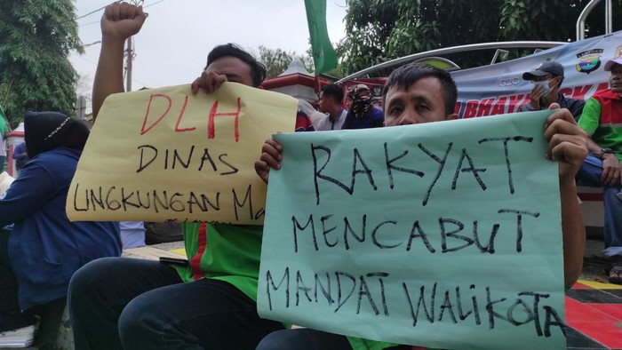 Unjuk rasa petugas kebersihan di Bandar Lampung.