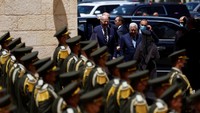 Presiden Palestina Mahmoud Abbas (kanan) berjalan di samping Presiden AS, Joe Biden saat tiba di Istana Kepresidenan di Tepi Barat, Jumat (15/7/2022). Istana tersebut berada di wilayah yang dicaplok Israel.