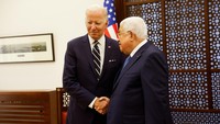 Presiden Palestina Mahmoud Abbas berjabat tangan dengan Presiden AS, Joe Biden di Tepi Barat, Jumat (15/7/2022).