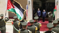 Joe Biden berdiri di samping Mahmoud Abbass dalam upacara penyambutan. Banyak pihak memprediksi pertemuan tersebut tidak menghasilkan kesepakatan krusial terkait konflik Arab-Israel. 