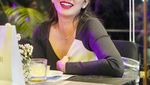 Awet Muda! Ini Potret Ussy Sulistiawaty Saat Nongkrong di Kafe