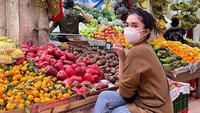 Tak hanya nongkrong di restoran dan kafe kekinian saja, ia juga sering blusukan ke pasar tradisional. Seperti momennya di depan penjual buah ini. Foto: Instagram @ussypratama