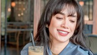 Istri Andhika Pratama ini memang awet muda. Penampilannya saat nongkrong di kafe sambil menikmati kopi ini bahkan seperti anak milenial. Foto: Instagram @ussypratama