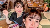 Bahkan ia sering menghabiskan waktu bersama putrinya. Seperti yang terlihat pada foto ini, Ussy makan bersama dengan putri pertamanya. Kelihatan seumuran ya? Foto: Instagram @ussypratama