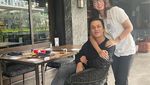 Awet Muda! Ini Potret Ussy Sulistiawaty Saat Nongkrong di Kafe