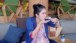 Awet Muda! Ini Potret Ussy Sulistiawaty Saat Nongkrong di Kafe