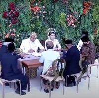 Via Vallen dan Chevra tampil serasi mengenakan busana pengantin adat Jawa berwarna putih. Setelah ijab kabul selesai diucapkan, Via dan Chevra kemudian dipertemukan dan bersama-sama mengurus dokumen-dokumen pernikahan. Foto: Indosiar