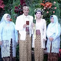 Busana yang dikenakan oleh Via Vallen dan Chevra saat akad nikah merupakan rancangan dari desainer Didiet Maulana. Begini penampilan Via dan Chevra saat berfoto bersama orangtua sambil memamerkan buku nikah. Foto: Indosiar